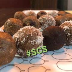 A picture of Peanut butter oatmeal energy balls.