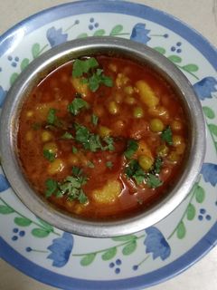 વટાણા બટાકા નું શાક (Vatana Bataka Shak Recipe In Gujarati) રેસીપી મુખ્ય ફોટો