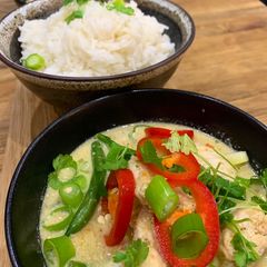 A picture of Thai green chicken curry.