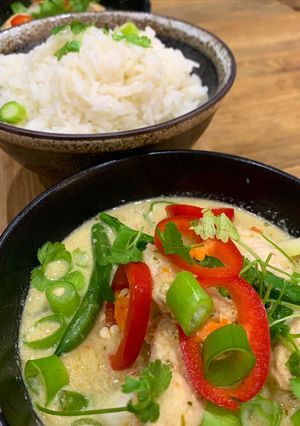 A picture of Thai green chicken curry.
