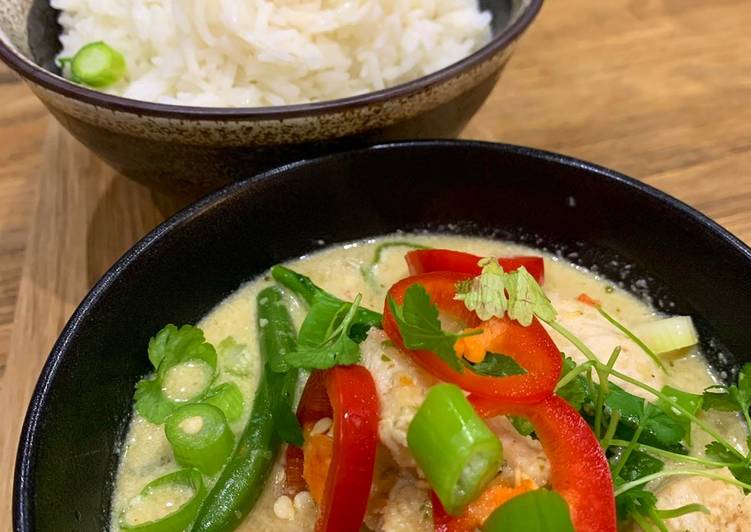 Get Lunch of Thai green chicken curry