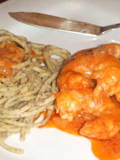 Una foto de Gambones con salsa de curry suave y pasta fresca