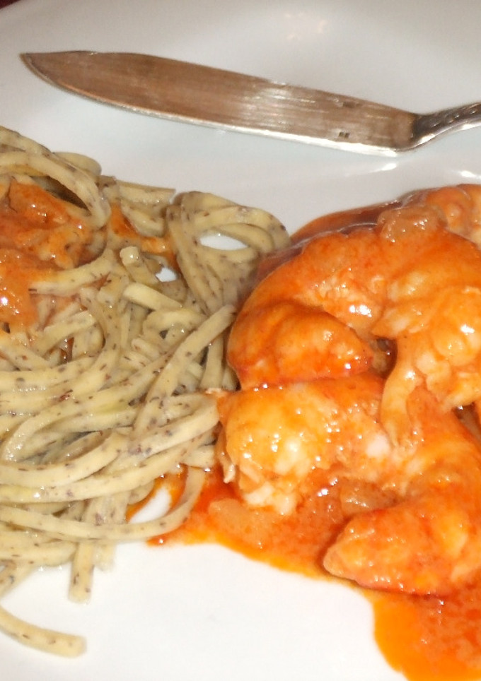 Una foto de Gambones con salsa de curry suave y pasta fresca