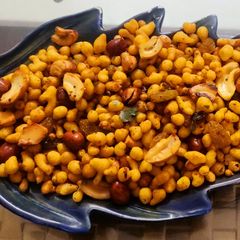 A picture of Boondi Chivda.