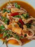 กะเพราหมูกรอบหมึก