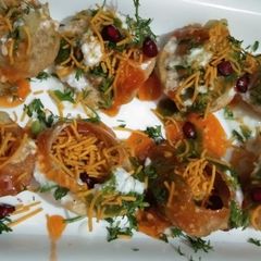 A picture of Golgappe chutney Chaat.