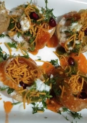 A picture of Golgappe chutney Chaat.