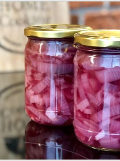 Una foto de Cebolla morada encurtida. Aperitivo marinado