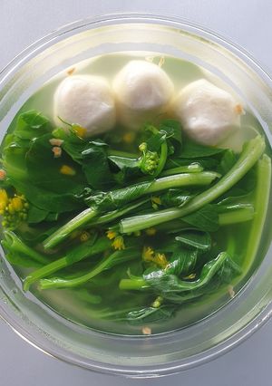 A picture of Choy sum with fish ball soup.