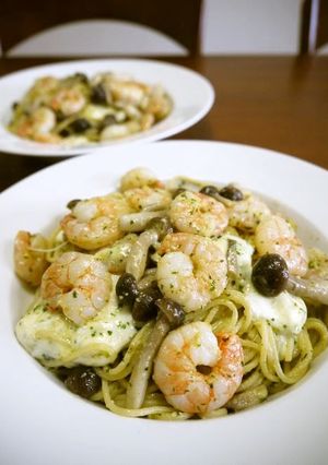 A picture of Genovese with Shrimp and Mozzarella Cheese.