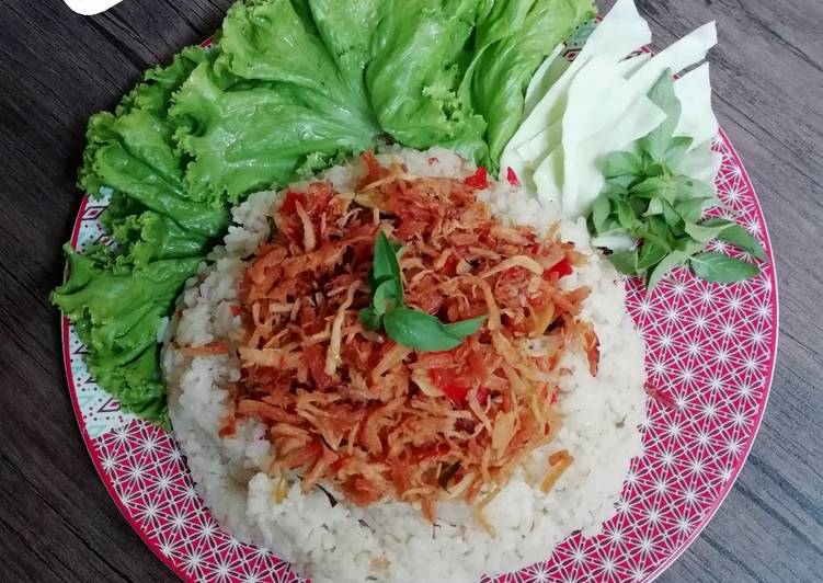Resep Nasi Gurih &amp; Ayam Suwir Pedas yang Lezat