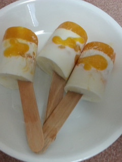 A picture of Mango coconut popsicle.