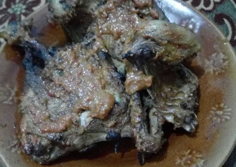 Bagaimana Menyiapkan Bebek bakar bumbu rujak yang Enak Banget