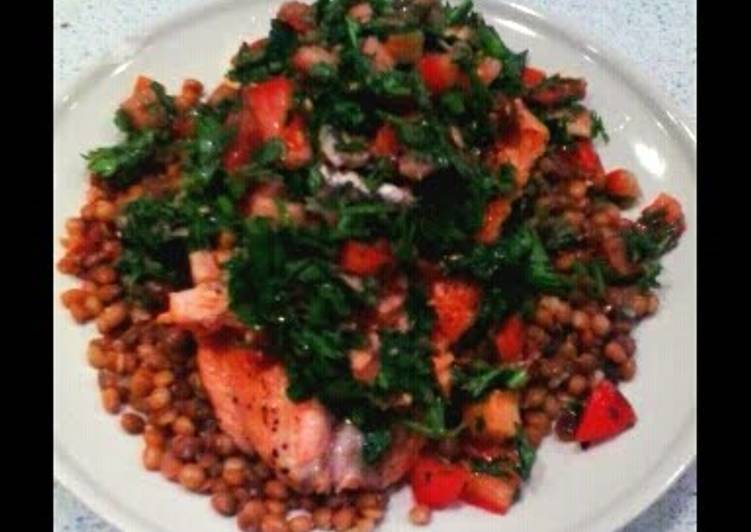 salmon with anchovies sauce and green lentils