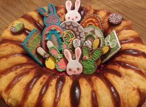 Una foto de Galletitas glaseadas de Pascua y Súper Roscón relleno