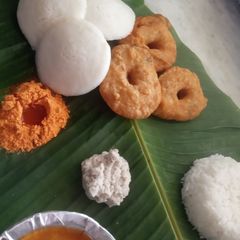 A picture of South Indian platter - meduvada.