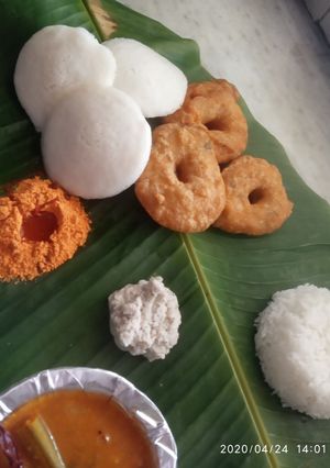 A picture of South Indian platter - meduvada.