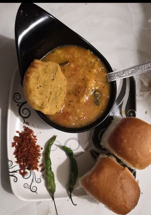 A picture of Vada pav sambhar.
