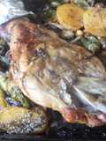Paletilla de cordero al horno con setas y pimientos