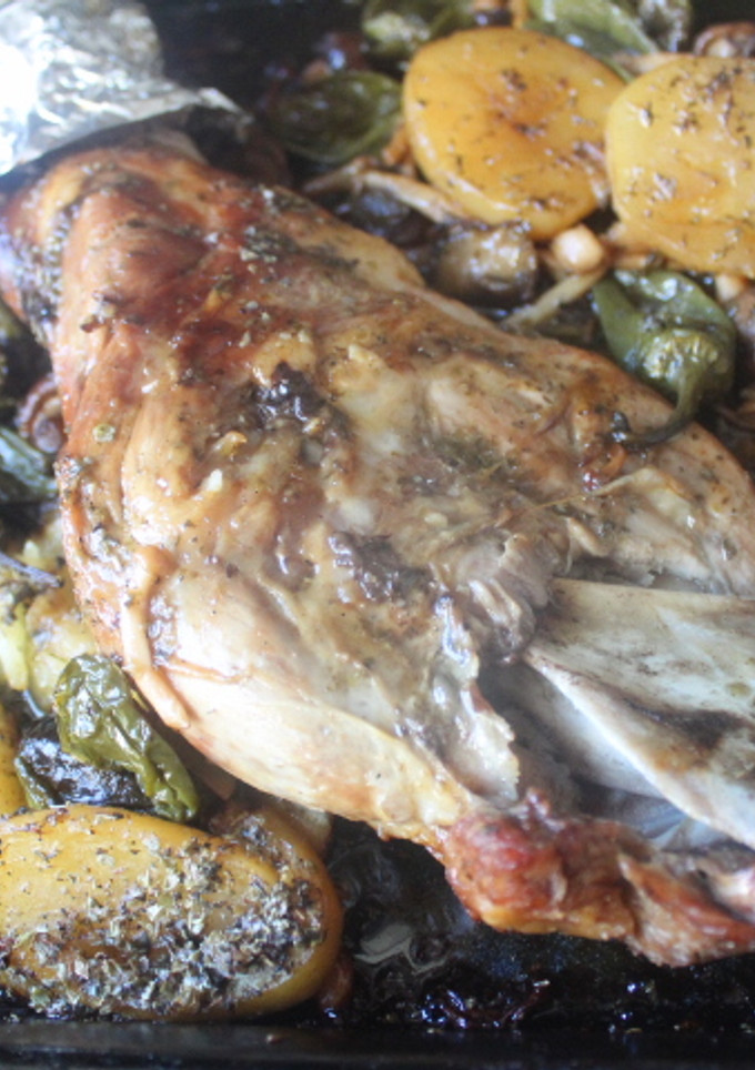 Una foto de Paletilla de cordero al horno con setas y pimientos