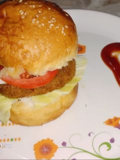 वेज बर्गर(Veg burger recipe in Hindi) रेसिपी मुख्य फोटो