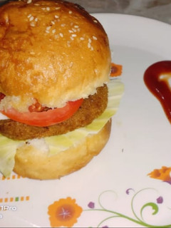 वेज बर्गर(Veg burger recipe in Hindi) रेसिपी मुख्य फोटो