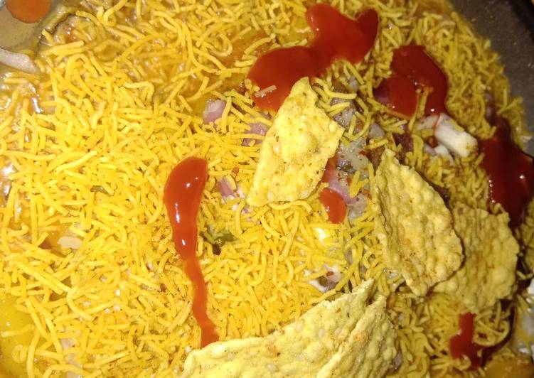 Road Side Aaloo Chat