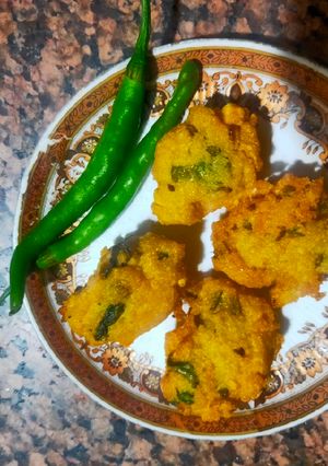 A picture of Fried dal vada.