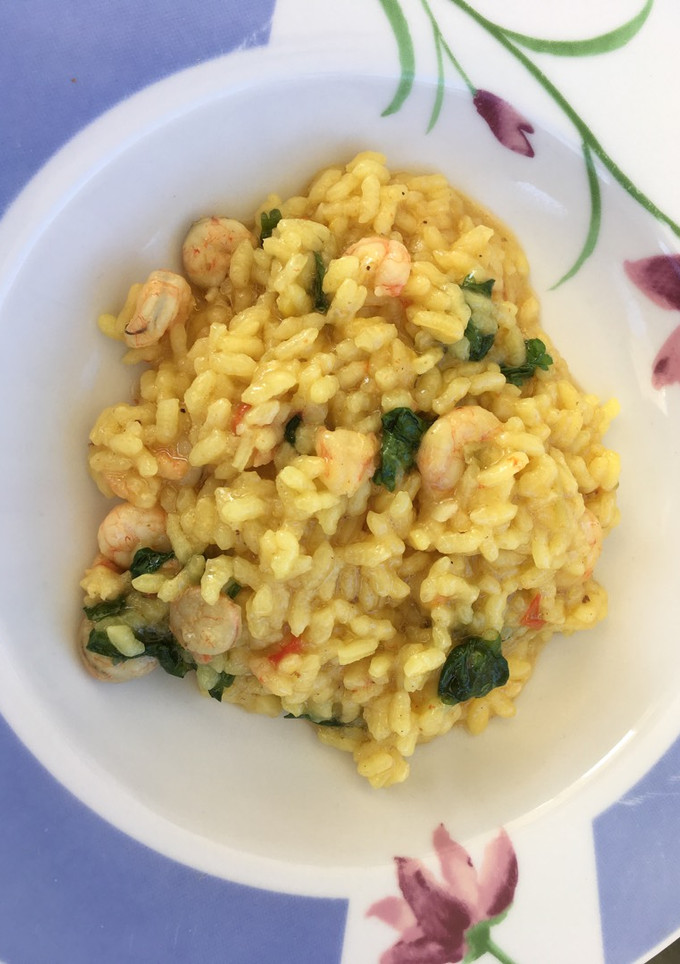 Una foto de Arroz meloso con gambas y culantro