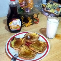 A picture of french toast.