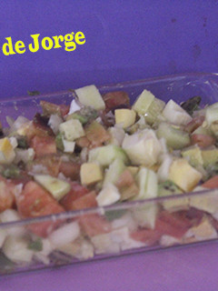Una foto de Picadillo de ensalada con tomate azul y aguacate
