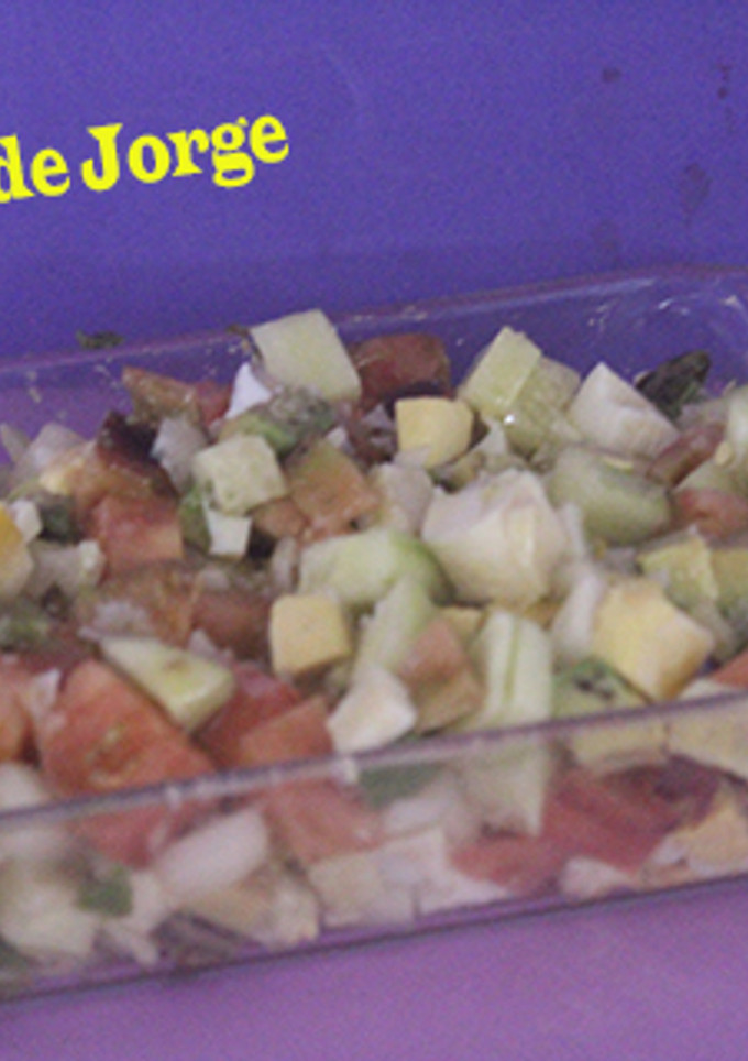 Una foto de Picadillo de ensalada con tomate azul y aguacate