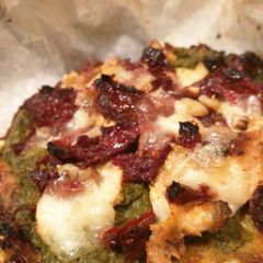 A picture of Cauliflower Crust Spinach White Pizza.