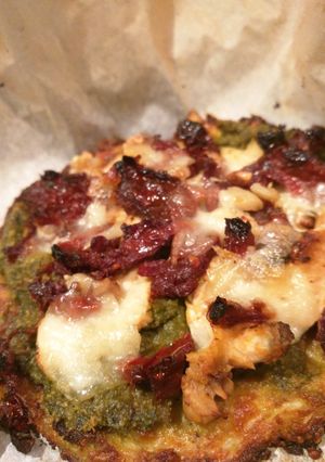 A picture of Cauliflower Crust Spinach White Pizza.