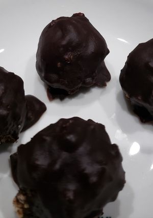 Una foto de Ni las migas se tiran, se transforman en deliciosas TRUFAS BAÑADAS EN CHOCOLATE🍬