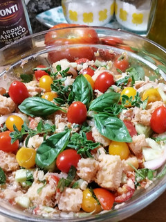 Foto di Panzanella croccante al tonno