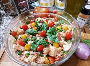 Foto di Panzanella croccante al tonno