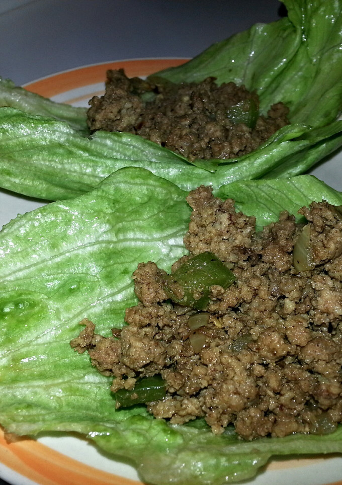 A picture of Spicy Beef Curry lettuce wraps.