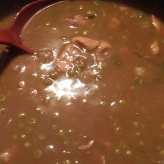 A picture of Peas and gravy (or peas in a roux).