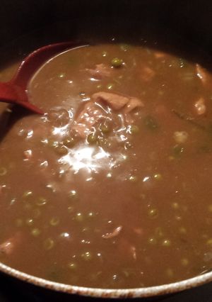 A picture of Peas and gravy (or peas in a roux).