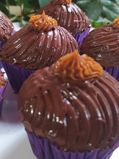 Una foto de Muffins de chocolate con dulce de leche  y chocolate con naranja