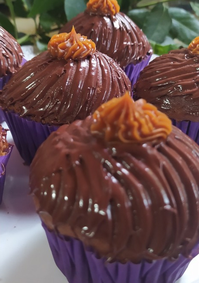 Una foto de Muffins de chocolate con dulce de leche  y chocolate con naranja