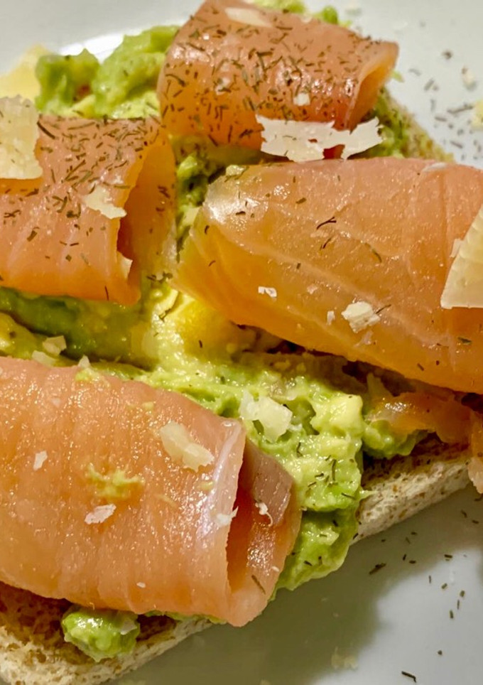 Una foto de Tostada de aguacate y salmón