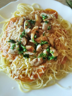 Una foto de Espaguetis con pollo al ajillo y salsa de salmorejo