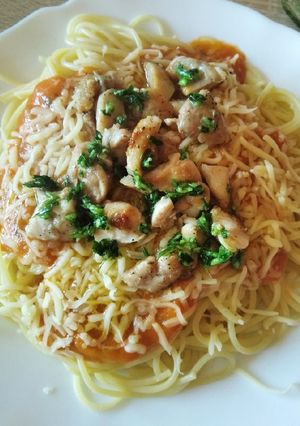 Una foto de Espaguetis con pollo al ajillo y salsa de salmorejo