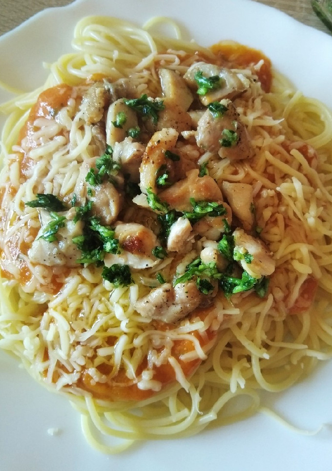 Una foto de Espaguetis con pollo al ajillo y salsa de salmorejo