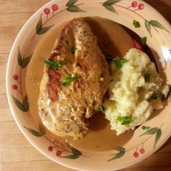 A picture of Garlic Chicken in a garlic, lemon , cream sauce..