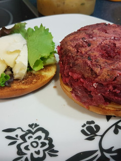 Una foto de Hamburguesa de remolacha con salsa de manzana y menta