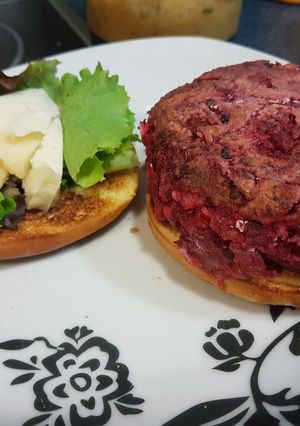 Una foto de Hamburguesa de remolacha con salsa de manzana y menta