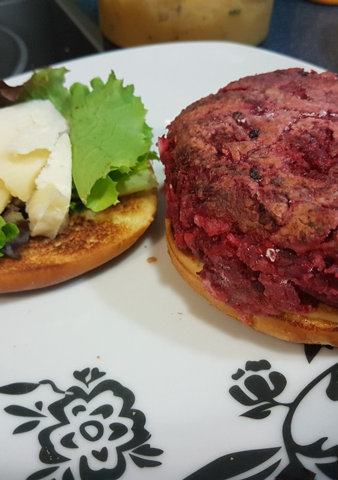 Una foto de Hamburguesa de remolacha con salsa de manzana y menta